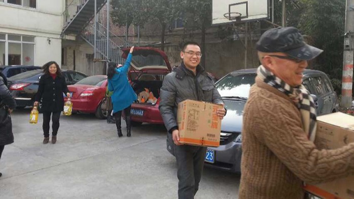 手机看片网址参加公益活动